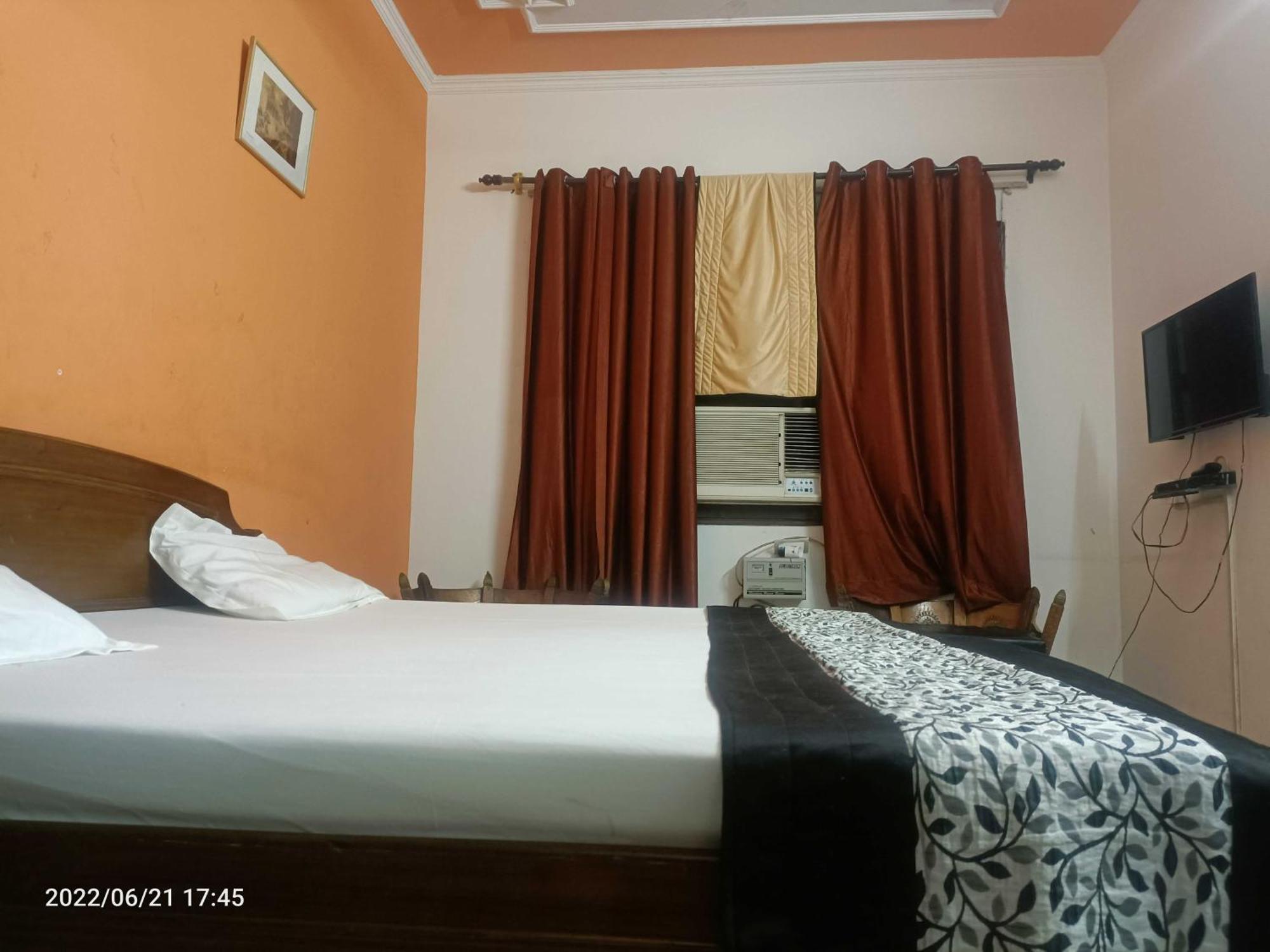 Oyo Metro View Residency Near Snow World Hotel Noida Exterior foto